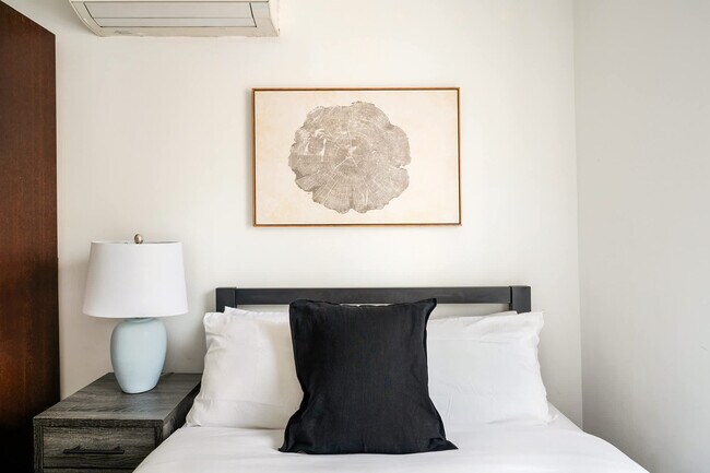 Building Photo - 359 W 39th St