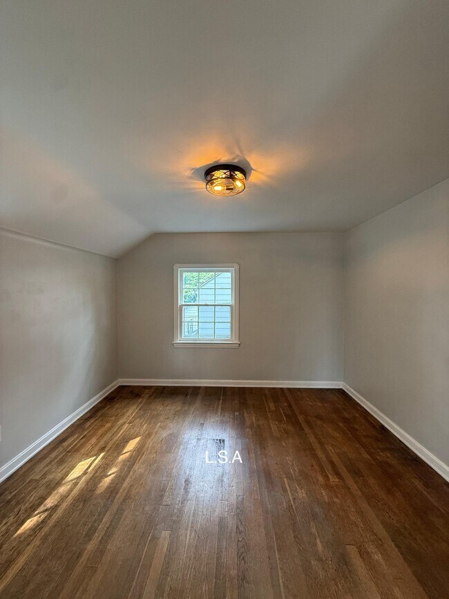 Building Photo - 9704 S Highland Ave