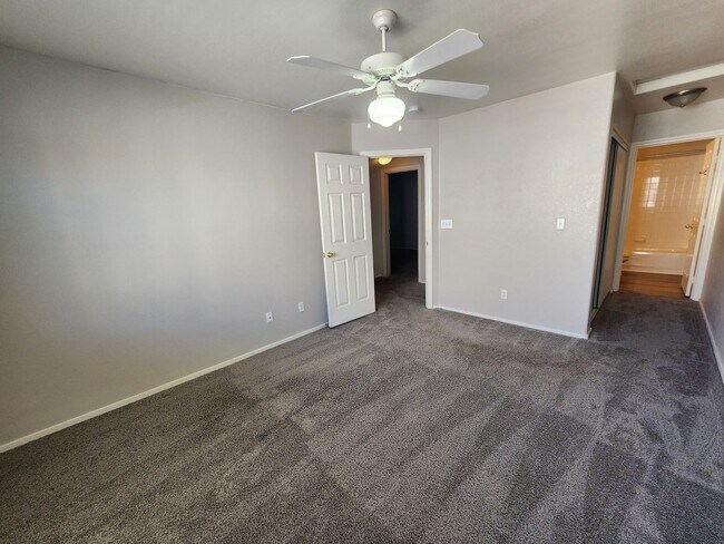 Building Photo - Beautiful townhouse in Silverado Ranch