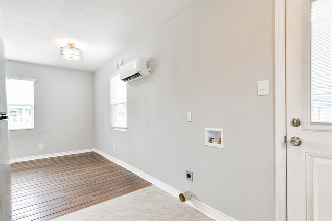 Building Photo - 812-838 38th St