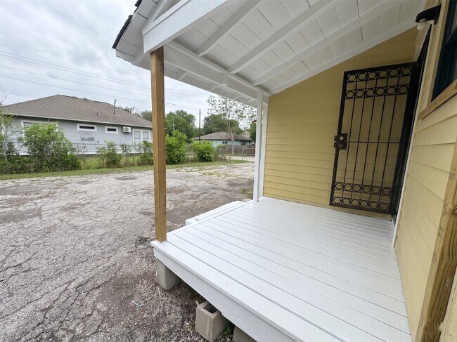 Building Photo - 2119 Hardy St