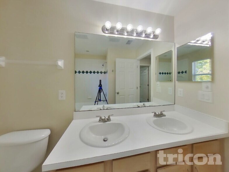 Building Photo - 850 Golden Pond Ct