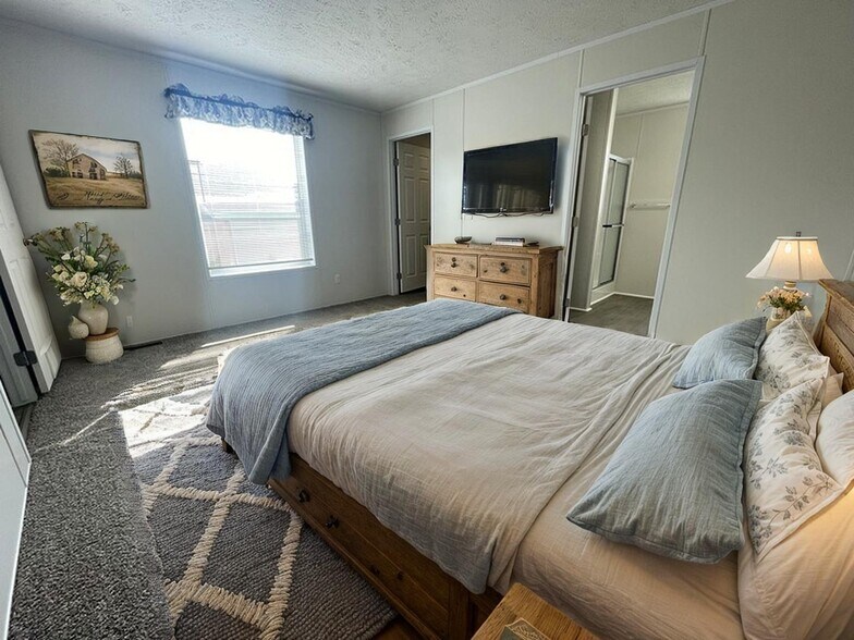 Building Photo - 15386 Danseur Dr