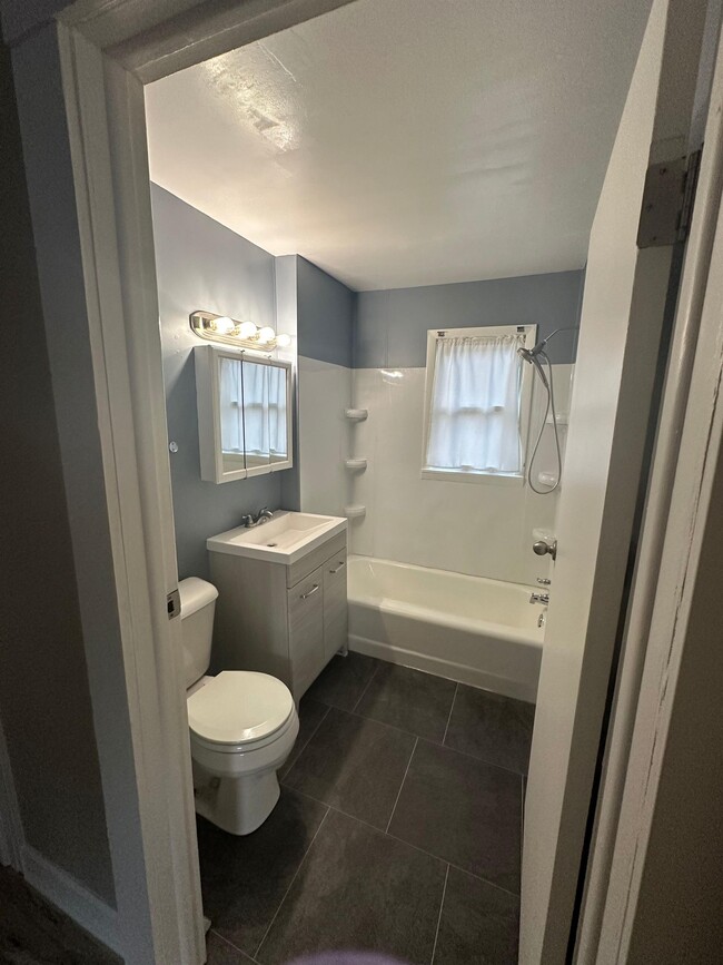 Building Photo - 962 Lakeview Dr