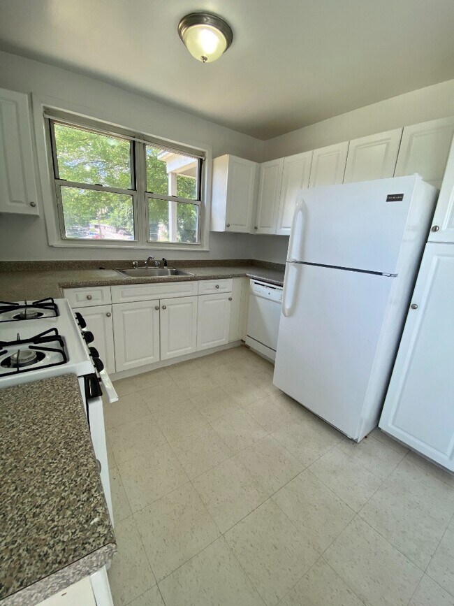 Building Photo - 157 White Plains Rd