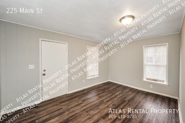 Building Photo - 225 Main St