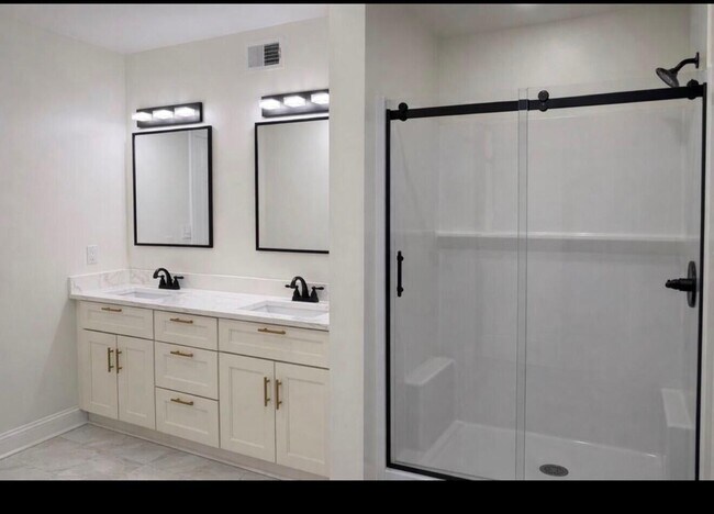 Building Photo - 3455 La Salle Dr