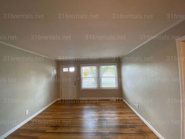 Building Photo - $950 - 2 bedroom / 1 bathroom home with a bonus loft!