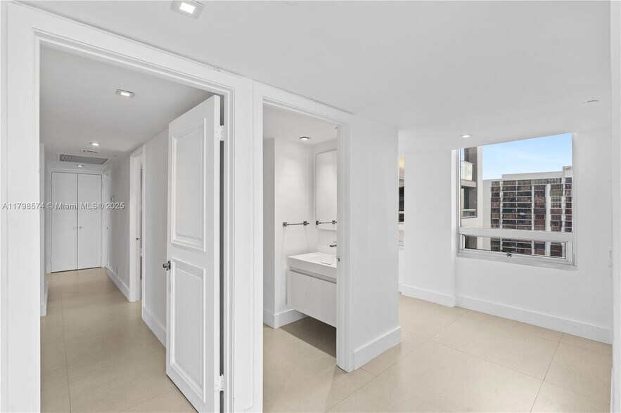 Building Photo - 1541 Brickell Ave