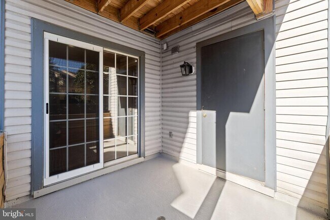 Building Photo - 6923 Victoria Dr