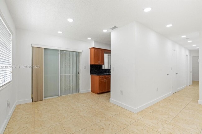 Building Photo - 5633 SW 40th St