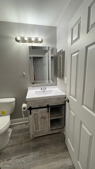 Brand new hallway bathroom - 2541 Prairieview Ln S