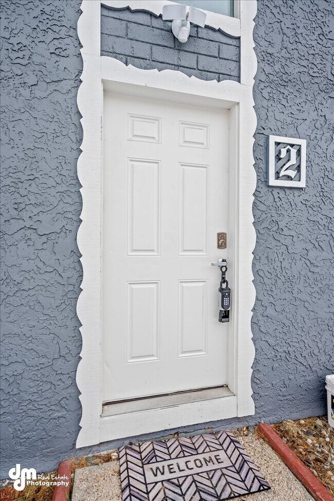 Building Photo - The Single-Family Alternative: 3BD/2BA Triplex Unit with Modern Comforts