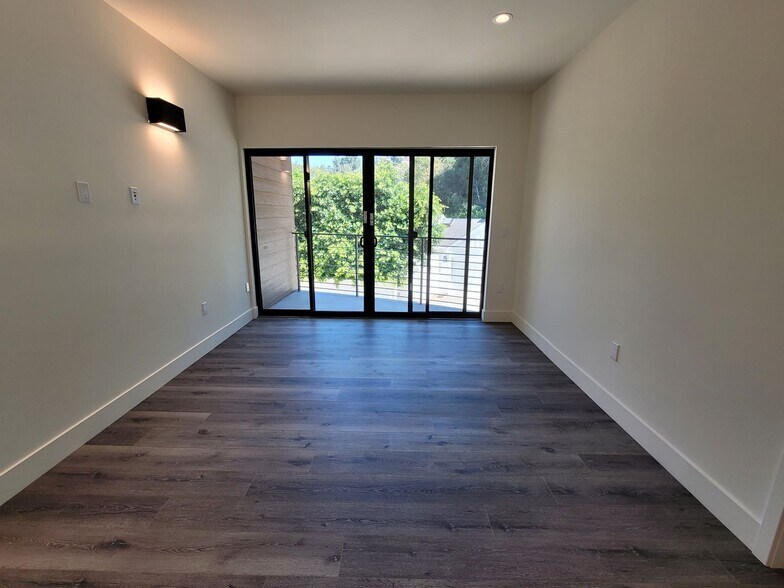 Building Photo - 862 Moraga Dr