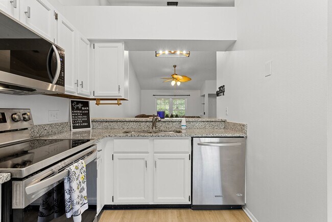 Building Photo - 128 Reserve Cir