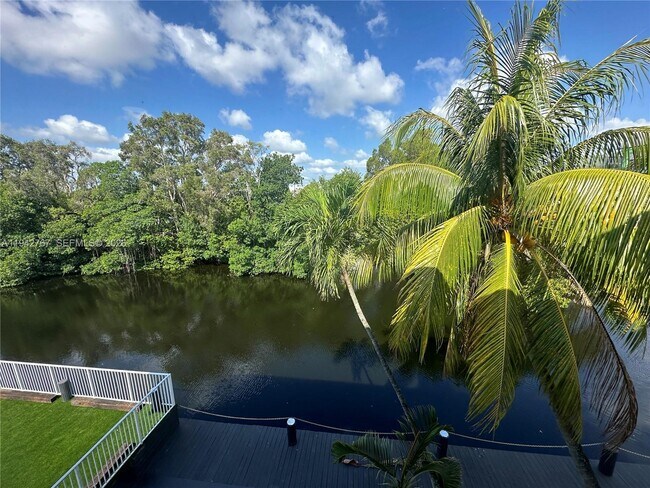 Building Photo - 1400 NE 56th St