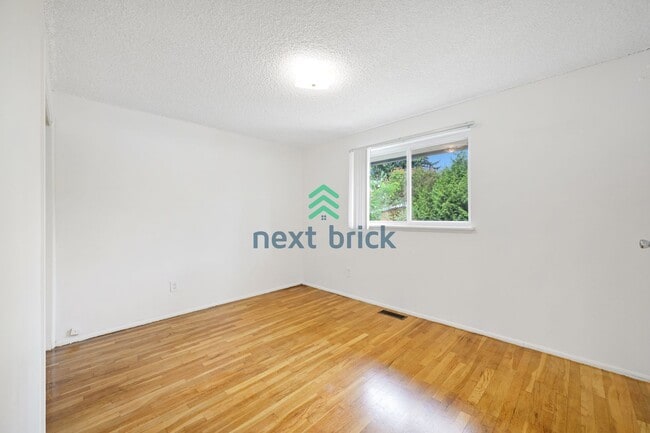Building Photo - Beautiful Single Family House Bellevue Ava...