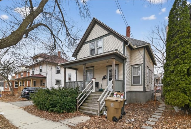 Building Photo - 822 E Dayton St