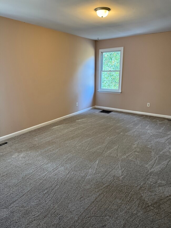 Building Photo - 402 Friendly Pooch Ln