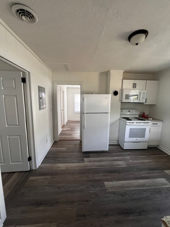 Building Photo - Renovated Cottage near Downtown Fayetteville Offering 3/1 for $1095 (landscaping included)