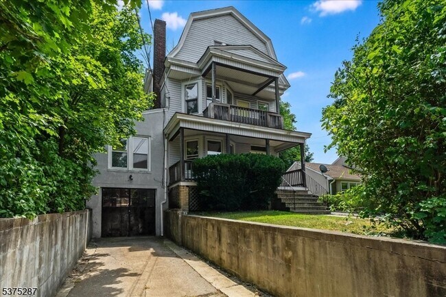 Building Photo - 132 Roseland Ave