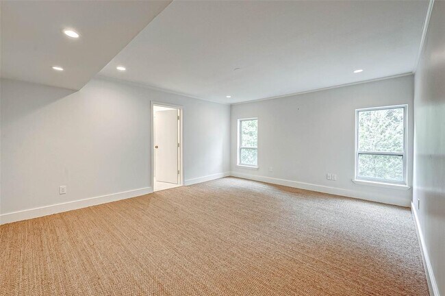 Building Photo - 8986 Chatsworth Dr
