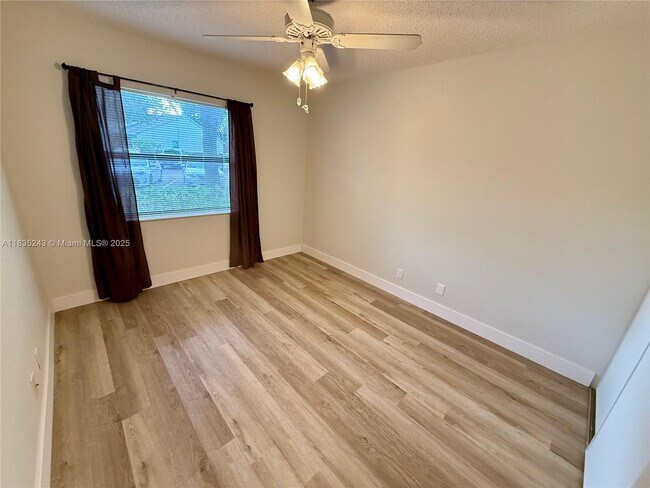 Building Photo - 3864 Carambola Cir N