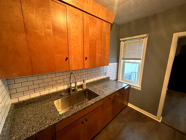 Building Photo - 569 Rimmon St