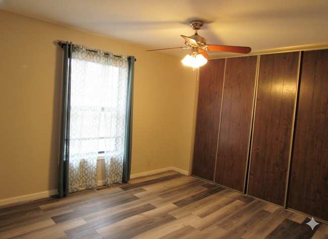 Building Photo - 4 bedroom lake view home