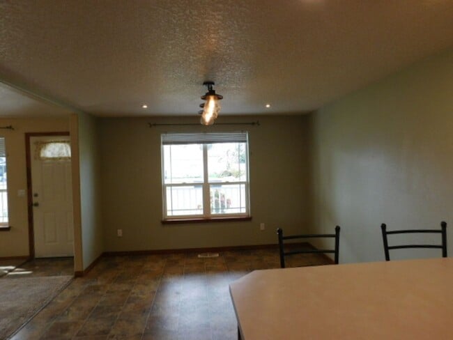 Building Photo - 2Bd/1.5Ba Single Story House - Available to View!