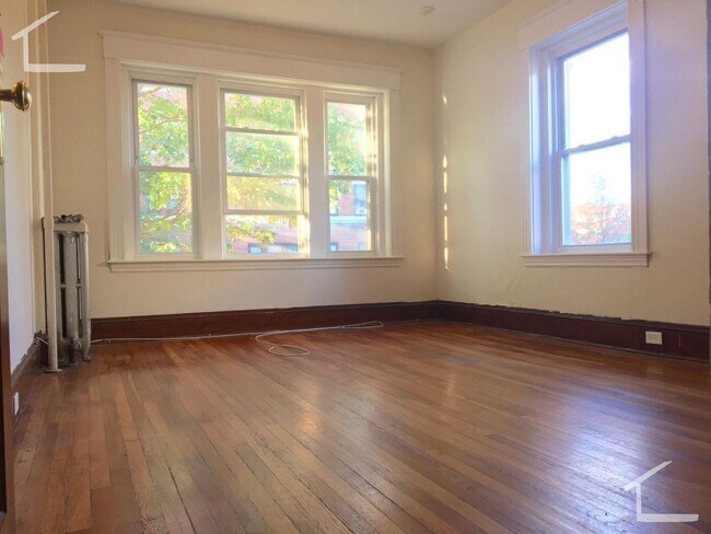 Building Photo - No Brokers Fee, No Security Deposit, heat,...