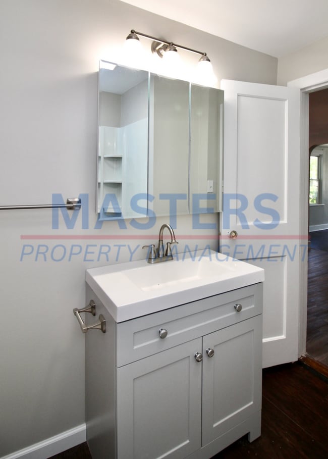 Building Photo - Three bedroom with 1 and a half bath tradi...