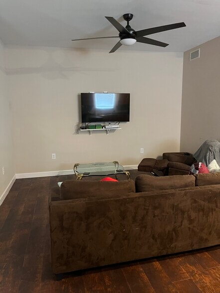 Building Photo - 1315 Saint Andrews Ln