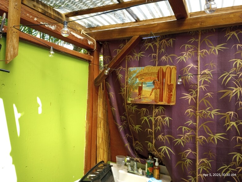 your Non-shared 2nd “Lanai/kitchenette Rustic spot & Exit Main Gate - 281 Kaikea St