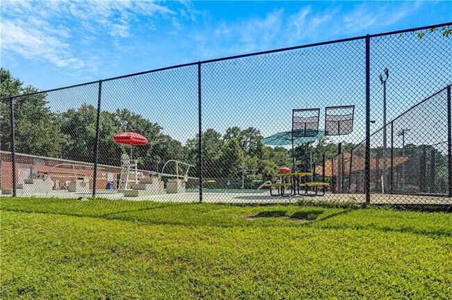 Building Photo - 2127 Desmond Dr