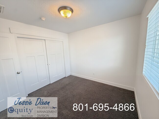 Building Photo - 1822 Parkview Dr