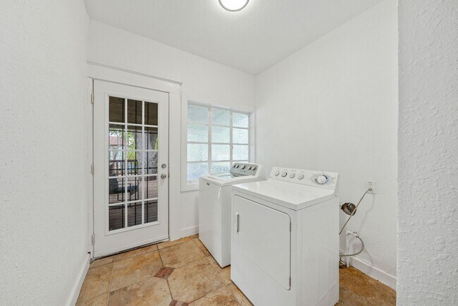 Building Photo - Beautiful historic home only minutes from downtown