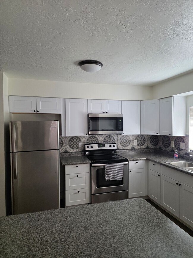 Building Photo - Close in West Side 2 bedroom 1.75/ba 1/cg