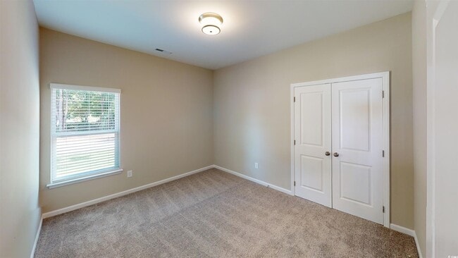 Building Photo - 14 Racquet Club Dr