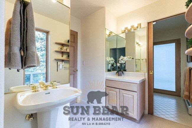 Building Photo - Beautiful Home w Peek Lakeview!