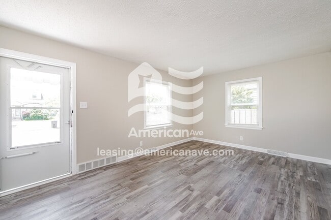 Building Photo - 2170 Parkview Pl