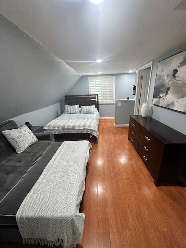 Building Photo - Nicely renovated 2Bd 2Ba house with large yard and pet friendly!! Available for a seasonal rental...