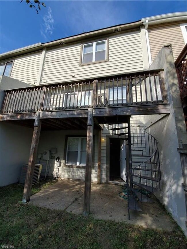 Building Photo - Three story townhouse in centrally located...