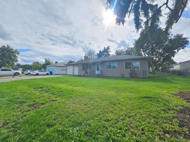 Building Photo - $2,500 - 4 Bed / 2 Bath Beautiful Home in ...