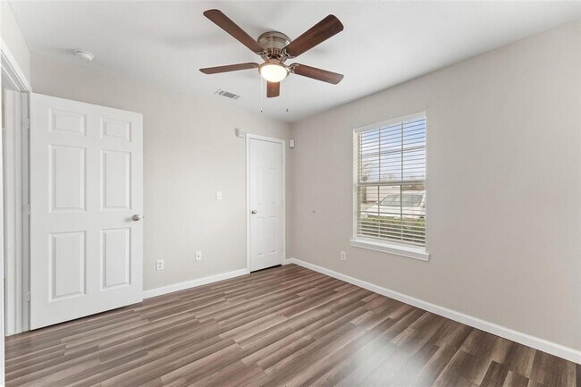 Building Photo - 516 Hollyhock st