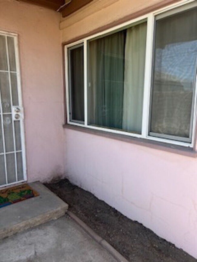 Building Photo - 1421 El Rancho Dr