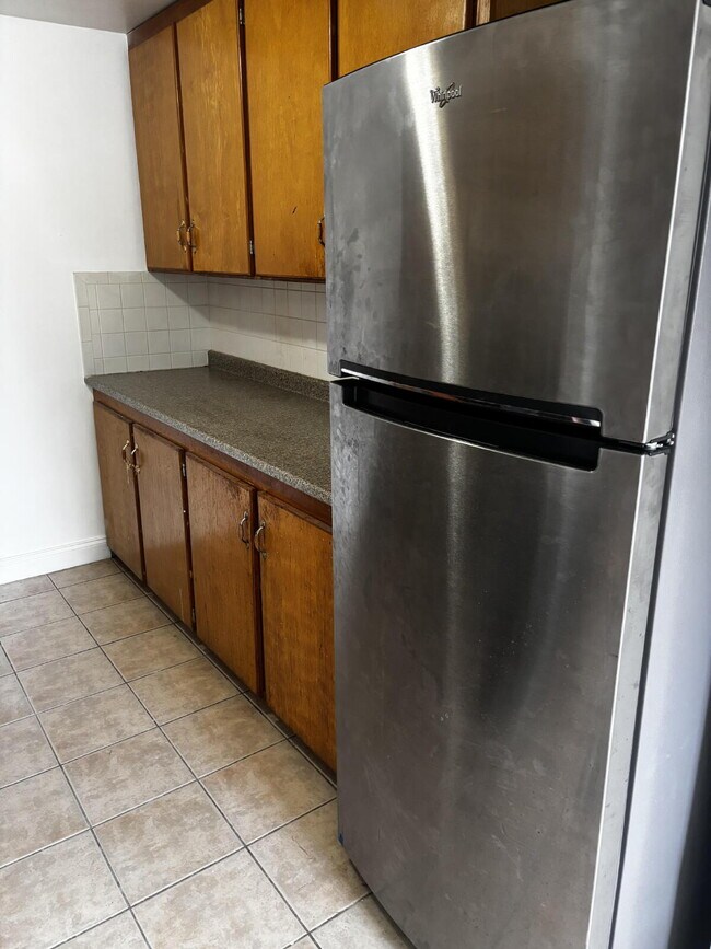 Building Photo - Bright, Updated 2-Bedroom Apartment in a Convenient Bath Location