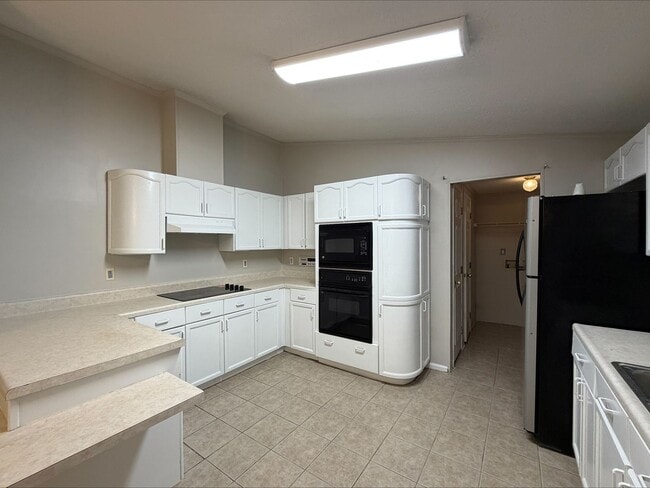 Building Photo - 3 Bed/2 Bath Home on large lot