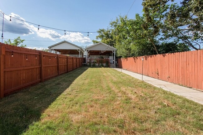 Building Photo - Available Now! 4 Bed, 3.5 Bath, Convenient...