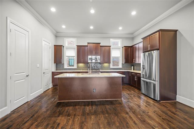 Building Photo - 660 S Pearl Expy